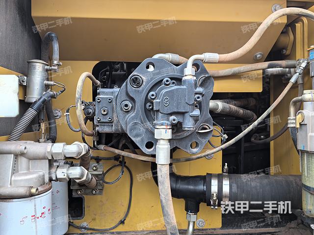 液压泵舱室正面整体（整机外观）