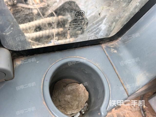 左后方玻璃角標(biāo)（駕駛室部分）