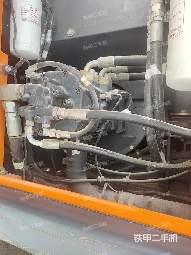 液压泵舱室正面整体（整机外观）