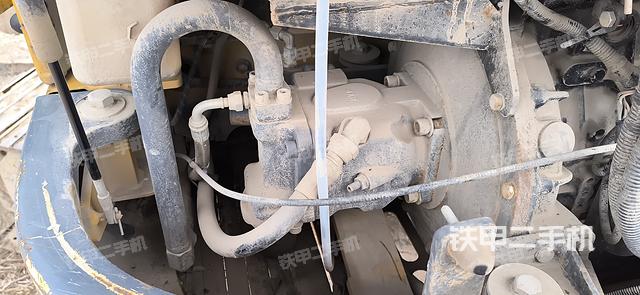 液压泵舱室正面整体（整机外观）