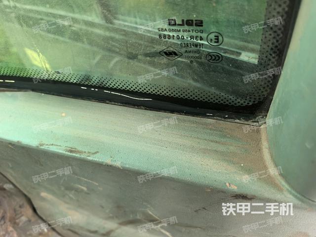 左后方玻璃角標（駕駛室部分）