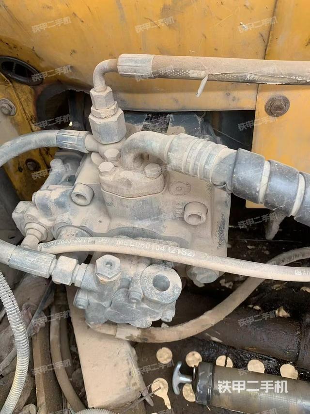 液壓泵艙室正面整體(整機外觀) 液壓泵艙室正面整體(整機外觀)