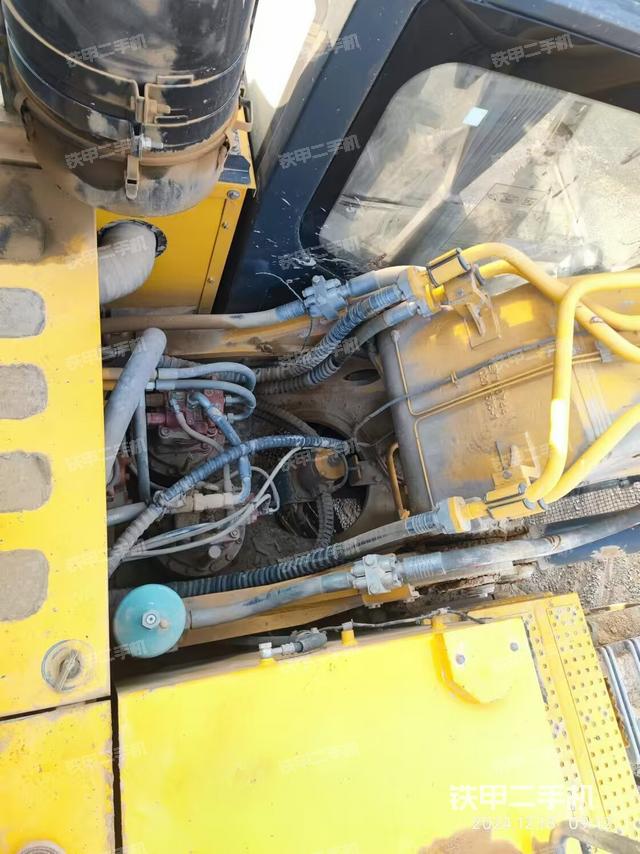 回轉(zhuǎn)馬達(dá)和主控閥（整機(jī)外觀）