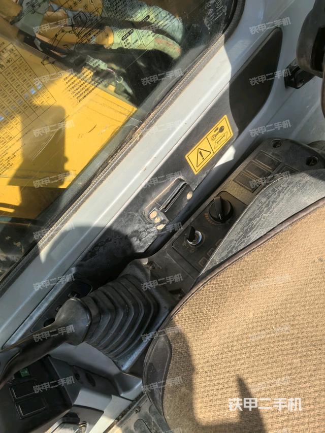 座椅右側(cè)控制臺(tái)/鑰匙門/油門/含右手柄(駕駛室部分) 座椅右側(cè)控制臺(tái)/鑰匙門/油門/含右手柄(駕駛室部分)