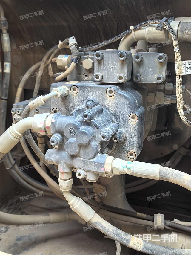 液压泵舱室正面整体（整机外观）