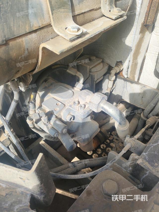 液壓泵艙室正面整體(整機外觀) 液壓泵艙室正面整體(整機外觀)
