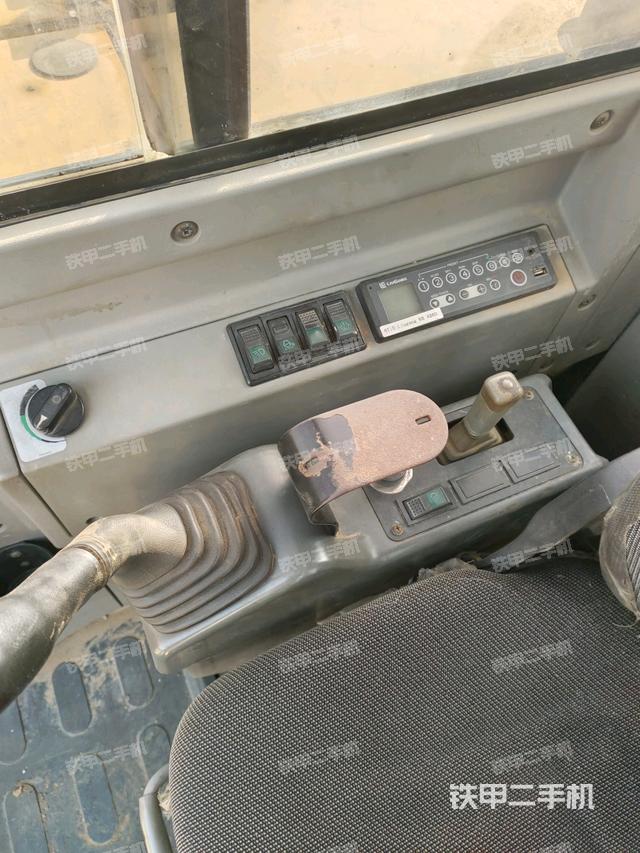 座椅右側(cè)控制臺(tái)/鑰匙門(mén)/油門(mén)/含右手柄（駕駛室部分）