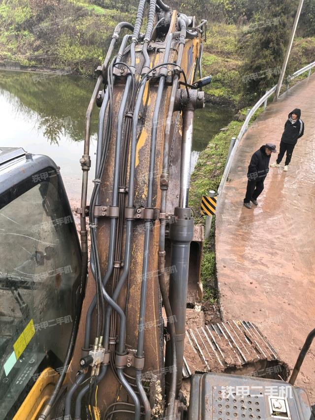 大臂背部俯視（工作和回轉(zhuǎn)裝置）