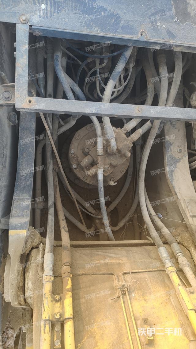 回转马达和主控阀（整机外观）