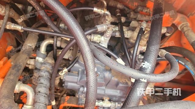 回转马达和主控阀（整机外观）