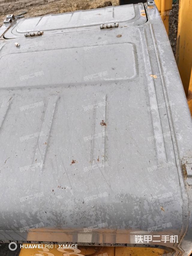 駕駛室頂部(整機(jī)外觀) 駕駛室頂部(整機(jī)外觀)