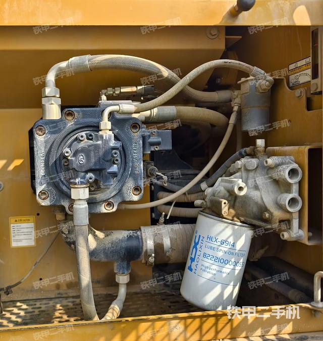 液压泵舱室正面整体（整机外观）