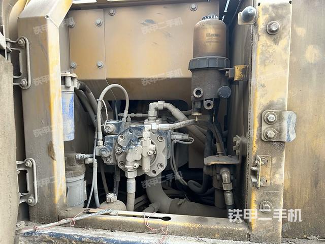 液壓泵艙室正面整體(整機(jī)外觀) 液壓泵艙室正面整體(整機(jī)外觀)