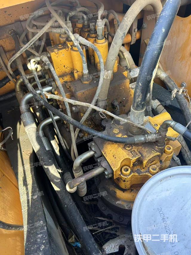 回转马达和主控阀（整机外观）