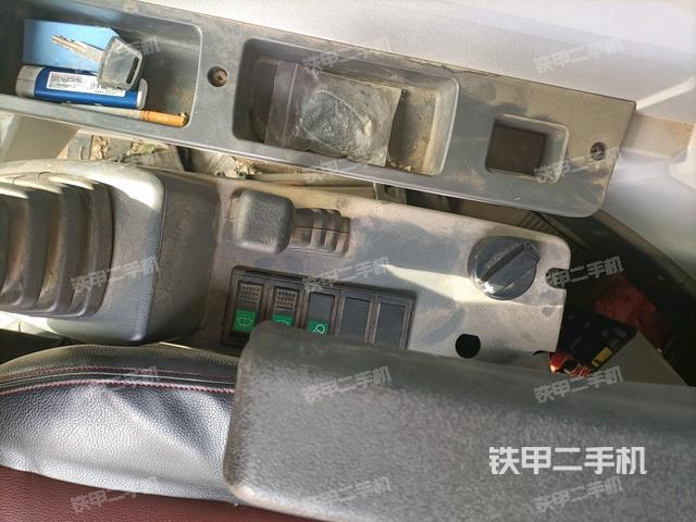 座椅右側(cè)控制臺/鑰匙門/油門/含右手柄(駕駛室部分) 座椅右側(cè)控制臺/鑰匙門/油門/含右手柄(駕駛室部分)