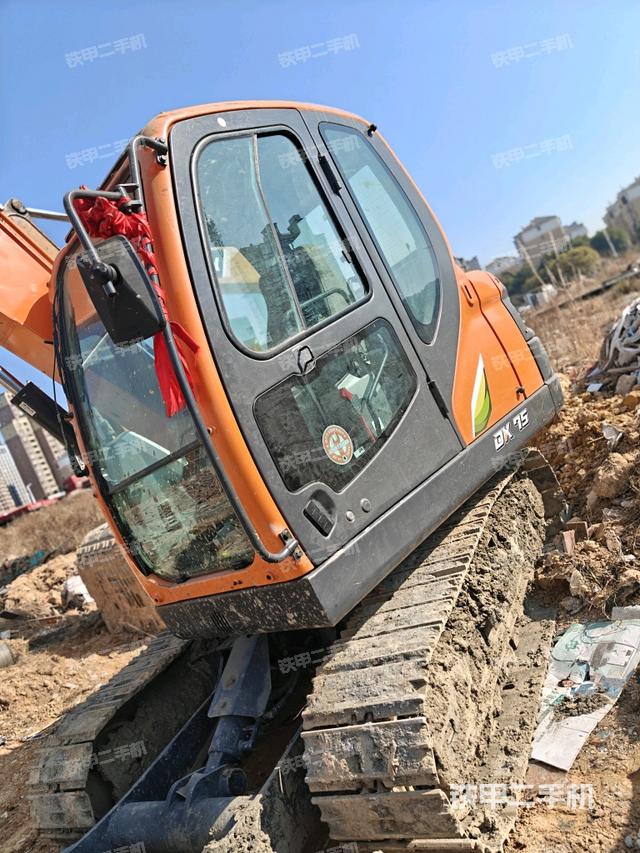 駕駛室頂部（整機外觀）