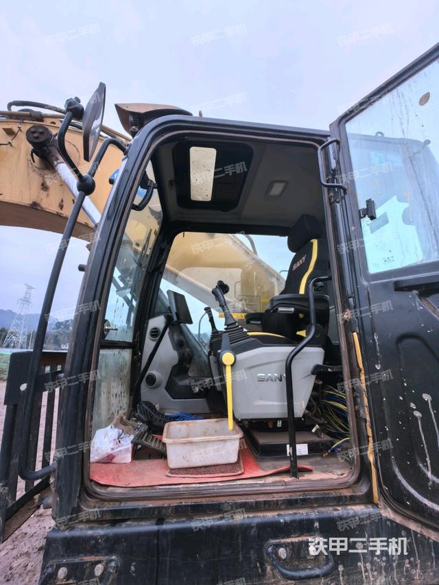 座椅右側(cè)控制臺/鑰匙門/油門/含右手柄（駕駛室部分）