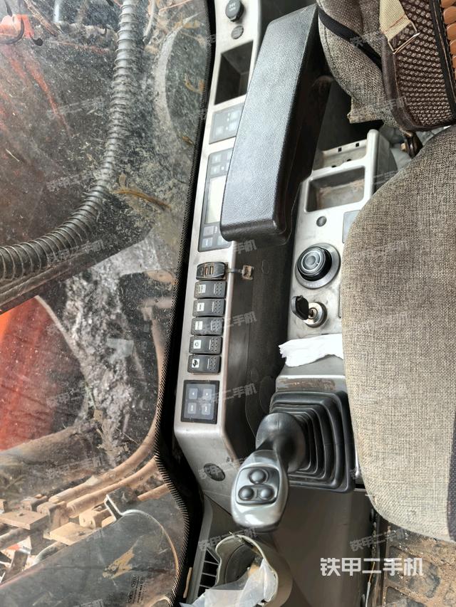 行走控制手柄和踏板?俯拍（駕駛室部分）