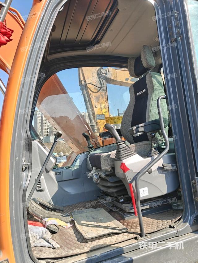 駕駛室整體（整機外觀）