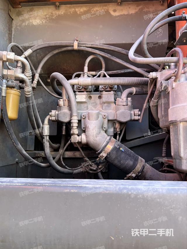 液壓泵艙室正面整體(整機(jī)外觀) 液壓泵艙室正面整體(整機(jī)外觀)