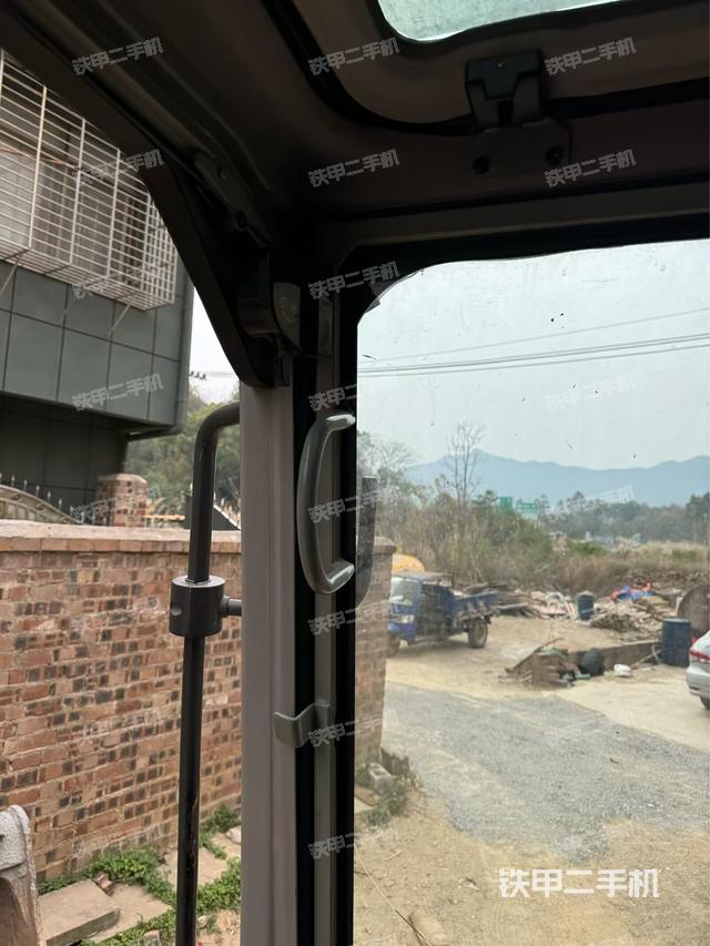 左后方玻璃角標(駕駛室部分) 左后方玻璃角標(駕駛室部分)