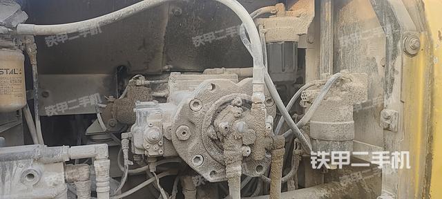 液压泵舱室正面整体（整机外观）