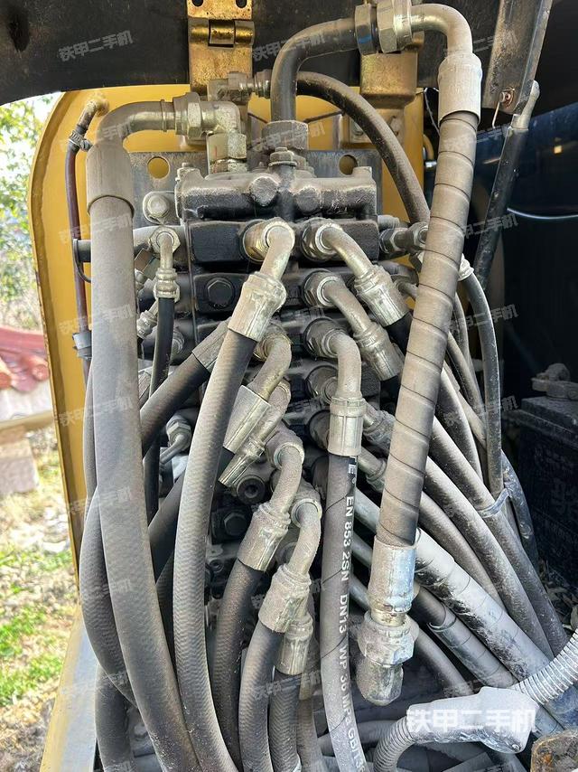 回转马达和主控阀（整机外观）