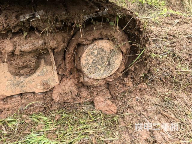 左驅(qū)動輪（行走機構(gòu)）