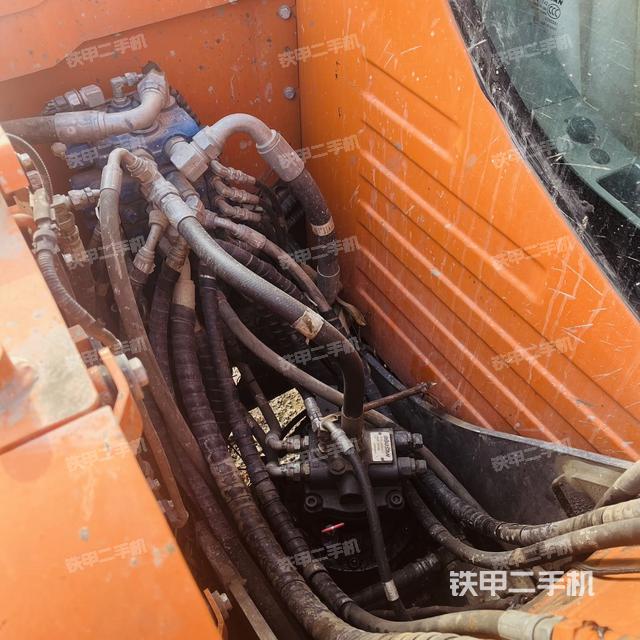 回轉(zhuǎn)馬達和主控閥（整機外觀）