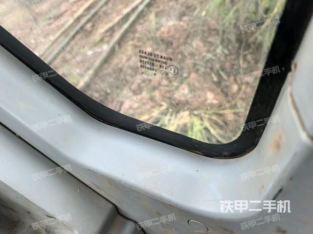 行走控制手柄和踏板?俯拍（駕駛室部分）