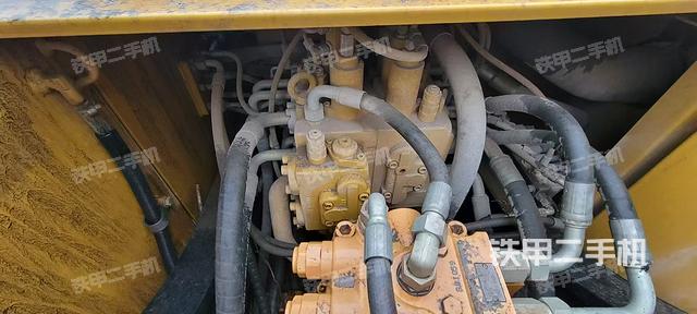 回转马达和主控阀（整机外观）