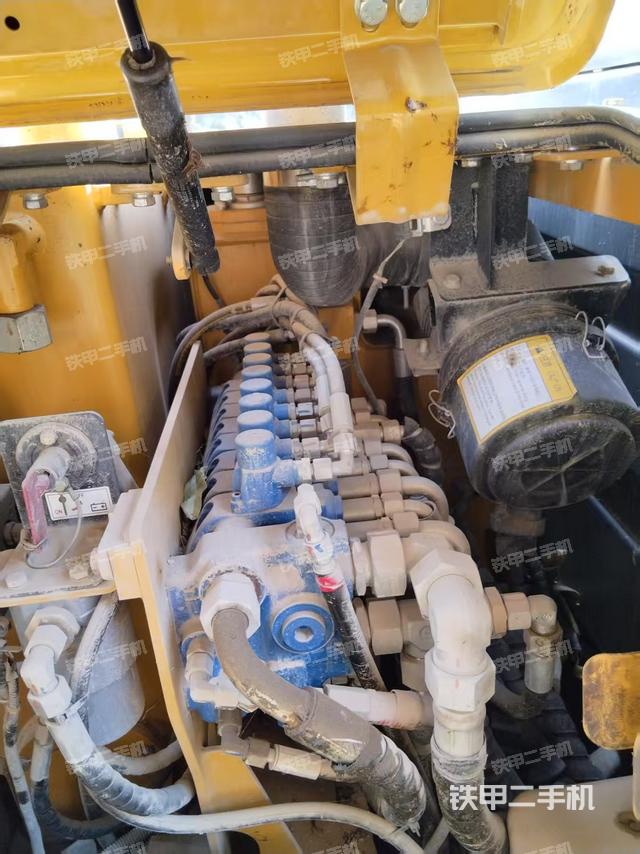 回轉(zhuǎn)馬達(dá)和主控閥（整機(jī)外觀）