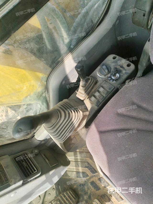 座椅右側(cè)控制臺(tái)/鑰匙門/油門/含右手柄（駕駛室部分）