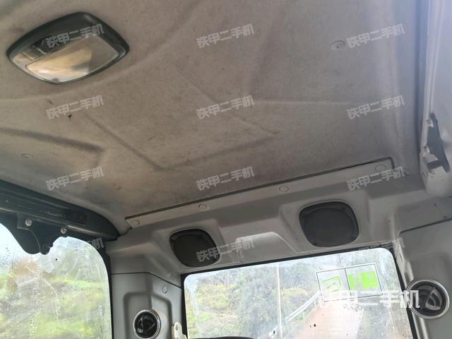 行走控制手柄和踏板?俯拍（駕駛室部分）