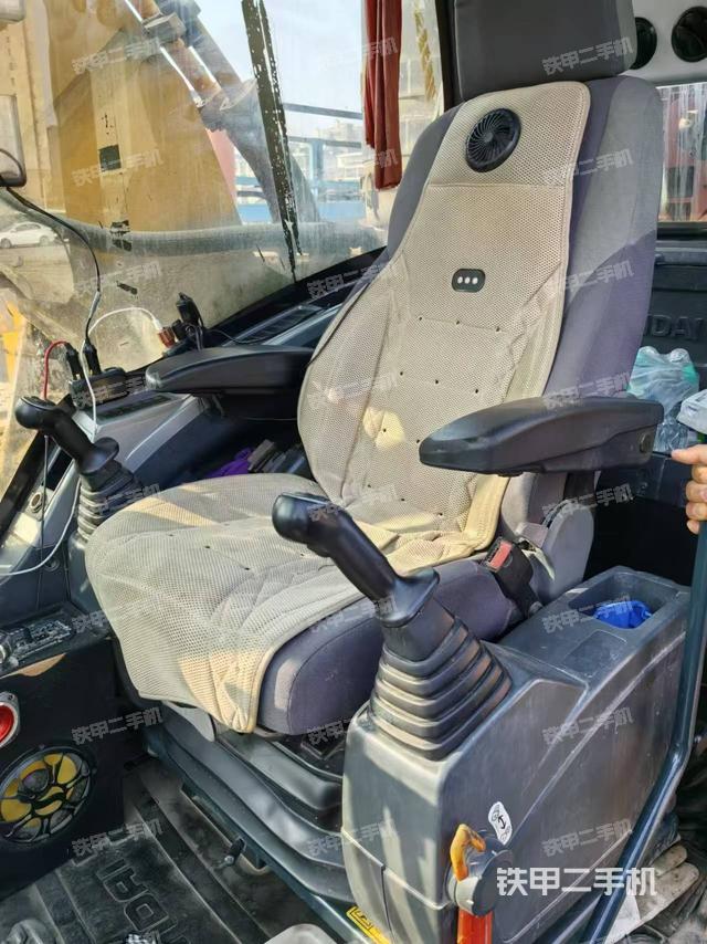 駕駛室整體(整機(jī)外觀) 駕駛室整體(整機(jī)外觀)
