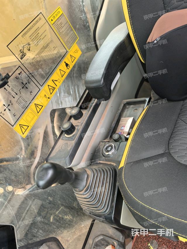 行走控制手柄和踏板?俯拍（駕駛室部分）