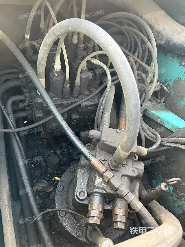 回转马达和主控阀（整机外观）