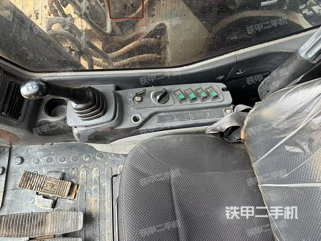 駕駛室左前45度(駕駛室部分) 駕駛室左前45度(駕駛室部分)