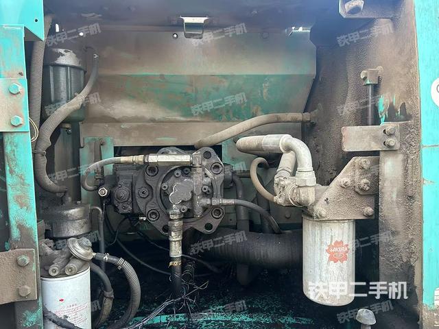 液压泵舱室正面整体（整机外观）