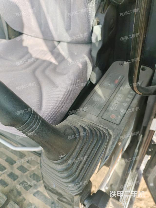 座椅左側(cè)控制臺(tái)/音響/含左手柄（駕駛室部分）