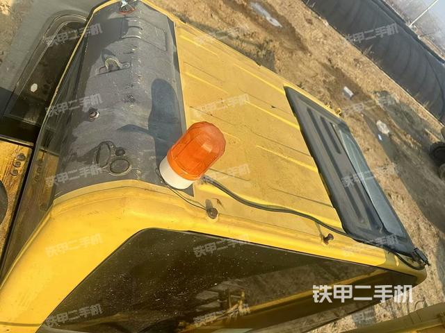 駕駛室頂部(整機(jī)外觀) 駕駛室頂部(整機(jī)外觀)
