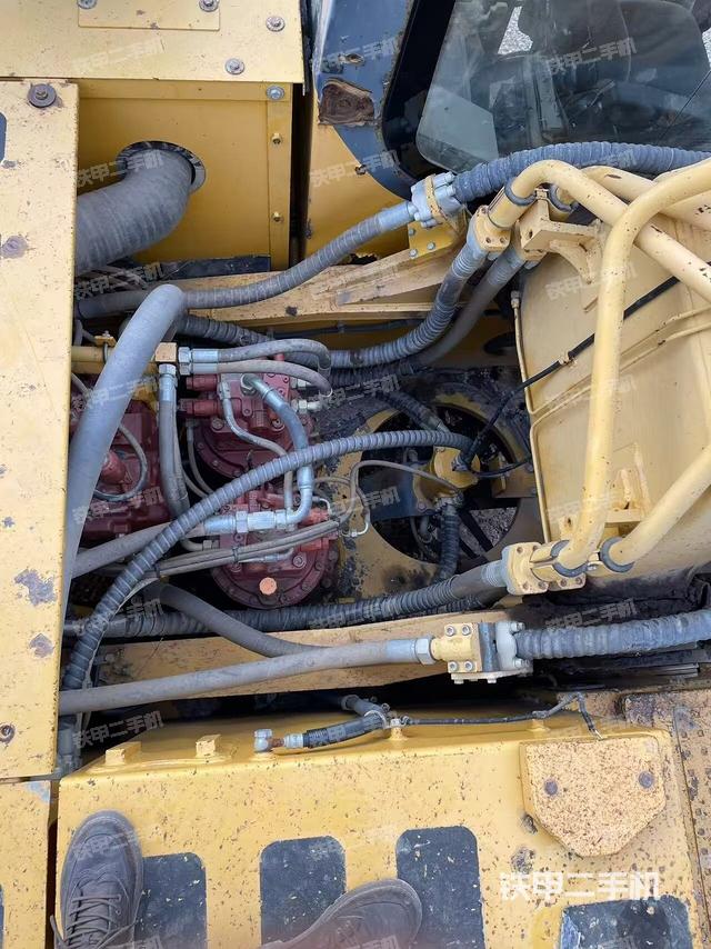 回轉馬達和主控閥(整機外觀) 回轉馬達和主控閥(整機外觀)