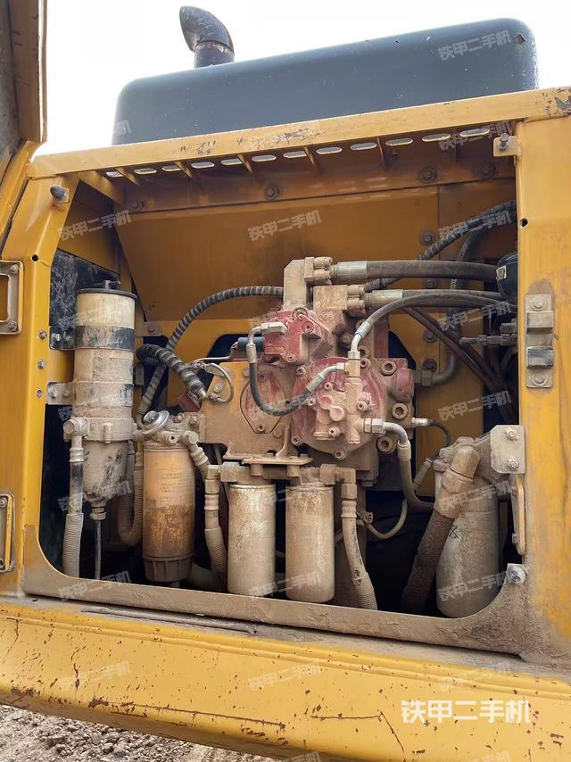 液壓泵艙室正面整體(整機外觀) 液壓泵艙室正面整體(整機外觀)