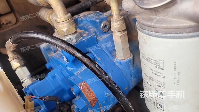 液压泵舱室正面整体（整机外观）