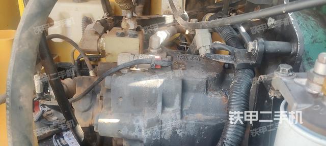 液压泵舱室正面整体（整机外观）