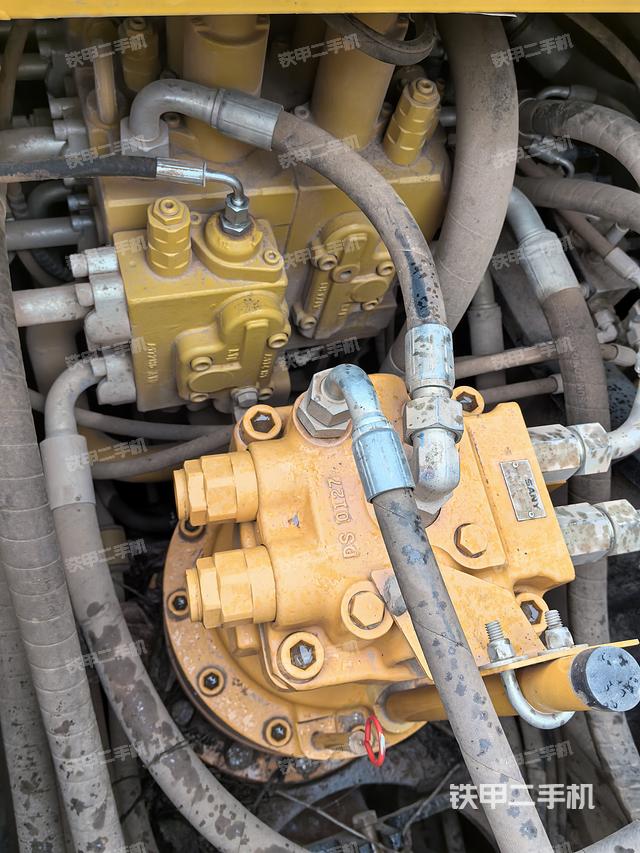 回转马达和主控阀（整机外观）