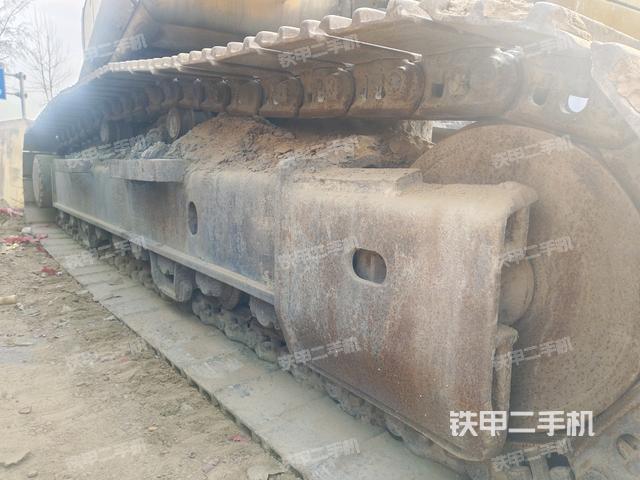 單側(cè)履帶整體(整機(jī)外觀) 單側(cè)履帶整體(整機(jī)外觀)