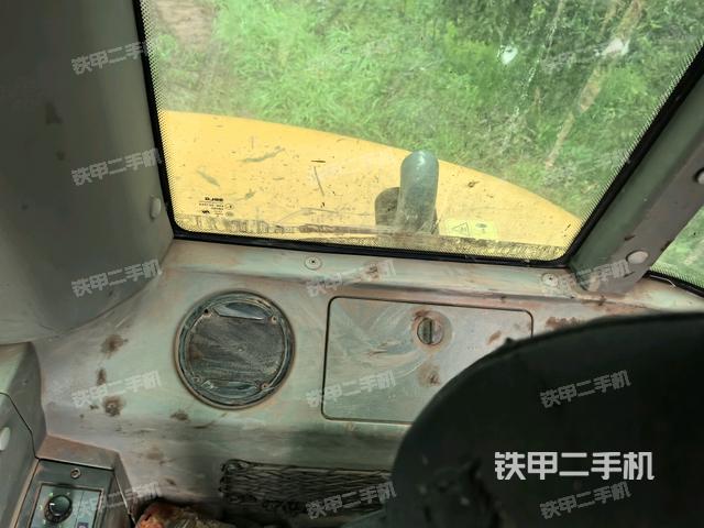 行走控制手柄和踏板?俯拍（駕駛室部分）