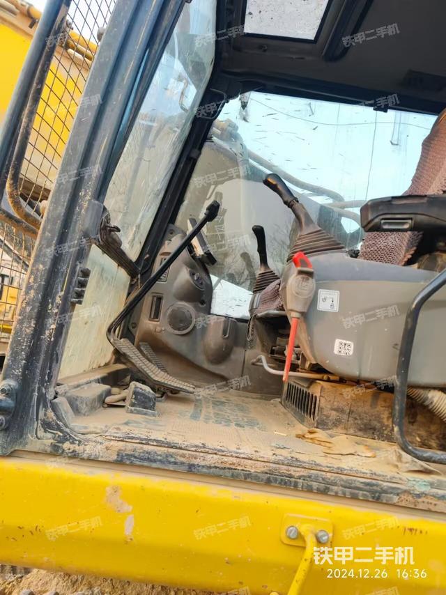 駕駛室整體(整機(jī)外觀) 駕駛室整體(整機(jī)外觀)