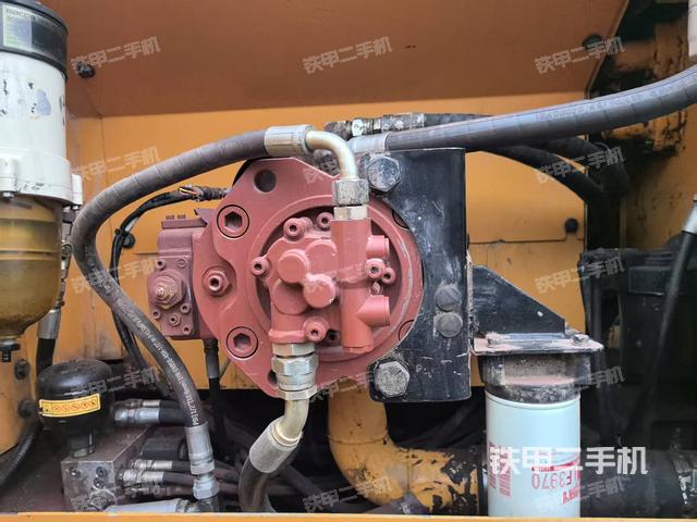 液压泵舱室正面整体（整机外观）